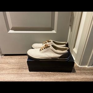 A men’s polo sneaker